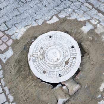 Esenyurt'ta Bozuk Rögar Kapakları Çocuk Güvenliğini Tehdit Ediyor