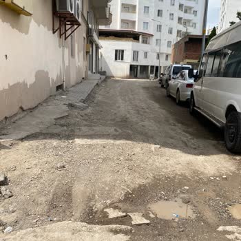 Ahmedihani Mahallesindeki Bozuk Yol Araç Tamponlarını Yere Vuruyor