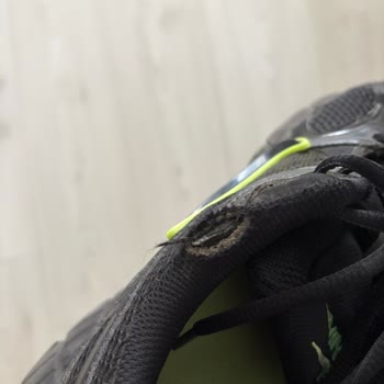Nike Ayakkabının Bilek Delikleri Garanti Sürecinde Çözülmedi