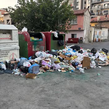 Şemikler Mahallesinde Çöp Birikintileri Sağlık Tehdidi Yaratıyor