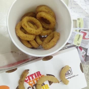 Eksik Soğan Halkası Ve Yarı Dolu Patates Kızartması