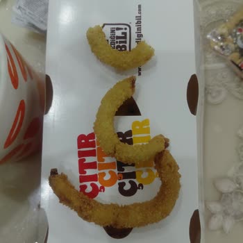 Eksik Soğan Halkası Ve Yarı Dolu Patates Kızartması