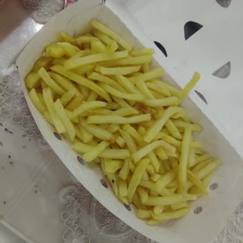 Eksik Soğan Halkası Ve Yarı Dolu Patates Kızartması