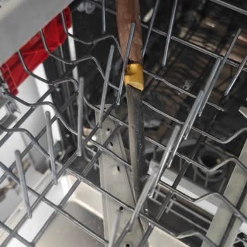 Bulaşık Makinesinde Yoğun Köpürme, Pas Ve Darbeli Kapak Sorunları Nedeniyle Değişim Talebi