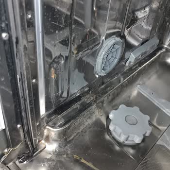Bulaşık Makinesinde Yoğun Köpürme, Pas Ve Darbeli Kapak Sorunları Nedeniyle Değişim Talebi
