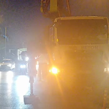 Uyarı Levhası Olmadan İnşaat Çalışması Yaya Güvenliğini Tehlikeye Atıyor