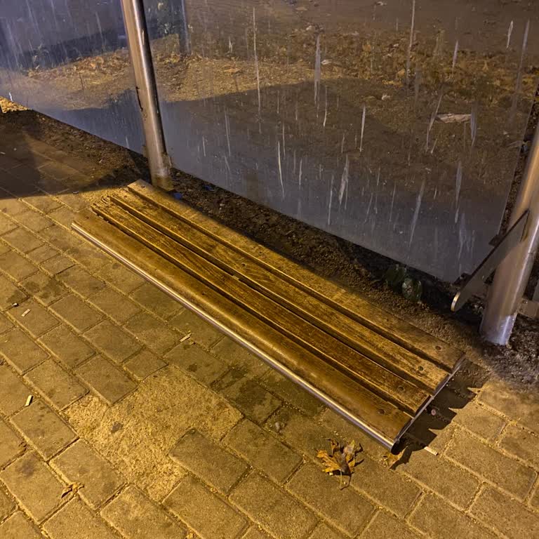 Fevzipaşa Caddesi Otobüs Durağı Bakımsız, Pis Ve Numarasız Yenilenmeli