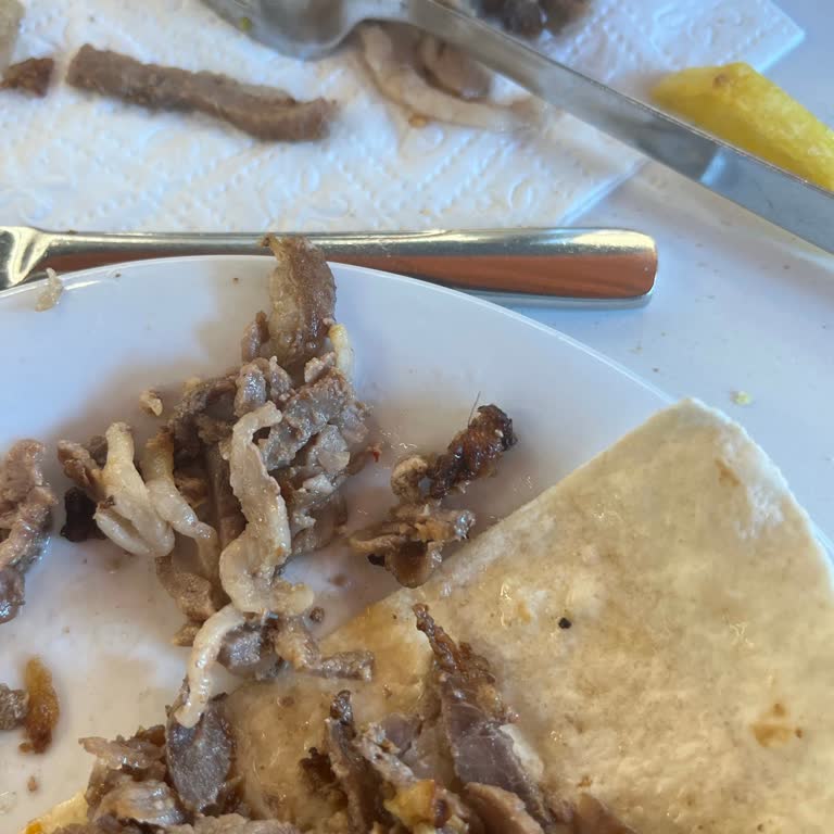 Kıl Dökülen Döner Ve İlgisiz Garson Şikayeti