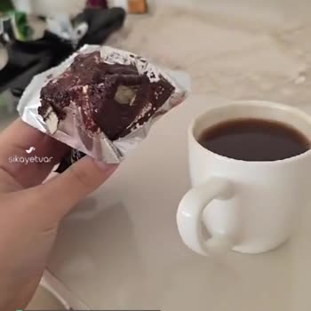 Eti Karamın Tarihi Geçmemiş Ama Eridi Diye Böyle Görünen Çikolatası