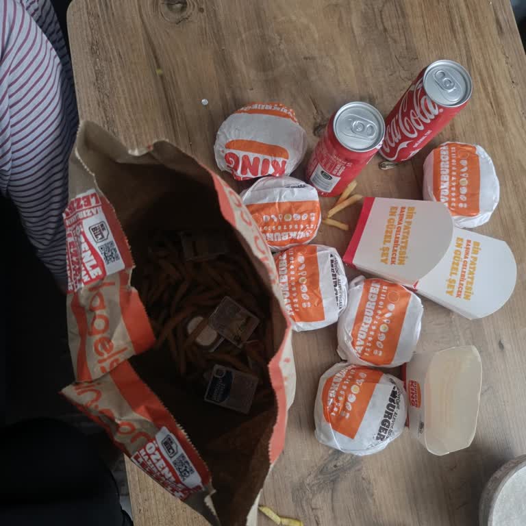 Burger King Şubesinde Eksik Ve Özensiz Sipariş, Dağılmış Patates Kızartması