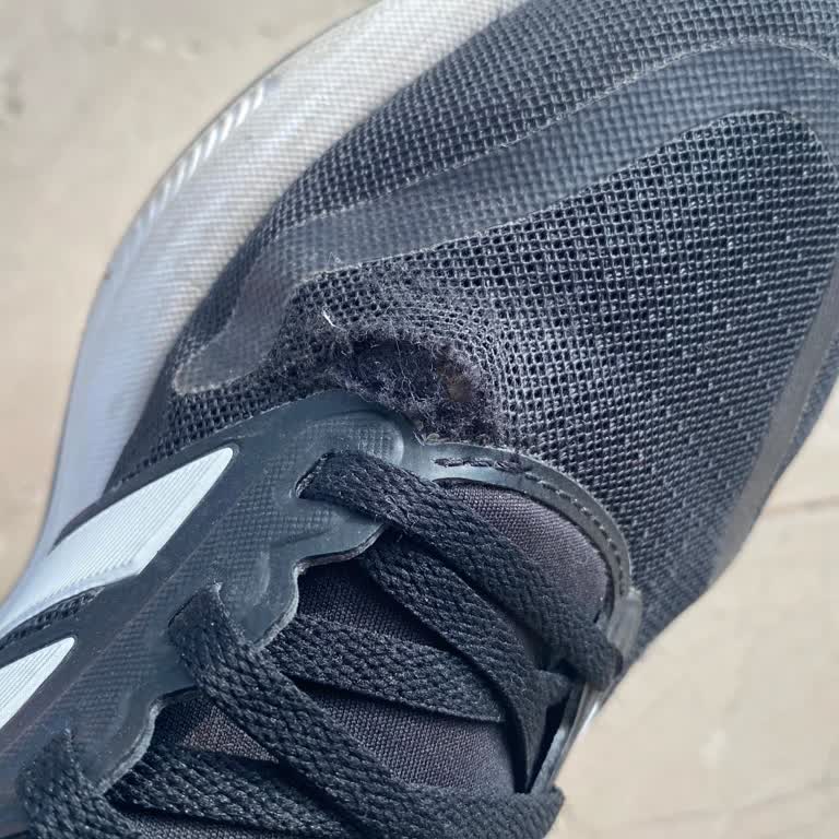 İki Ayda Ön Kısmı Patlayan Adidas Ayakkabının Değişimi İçin Talep