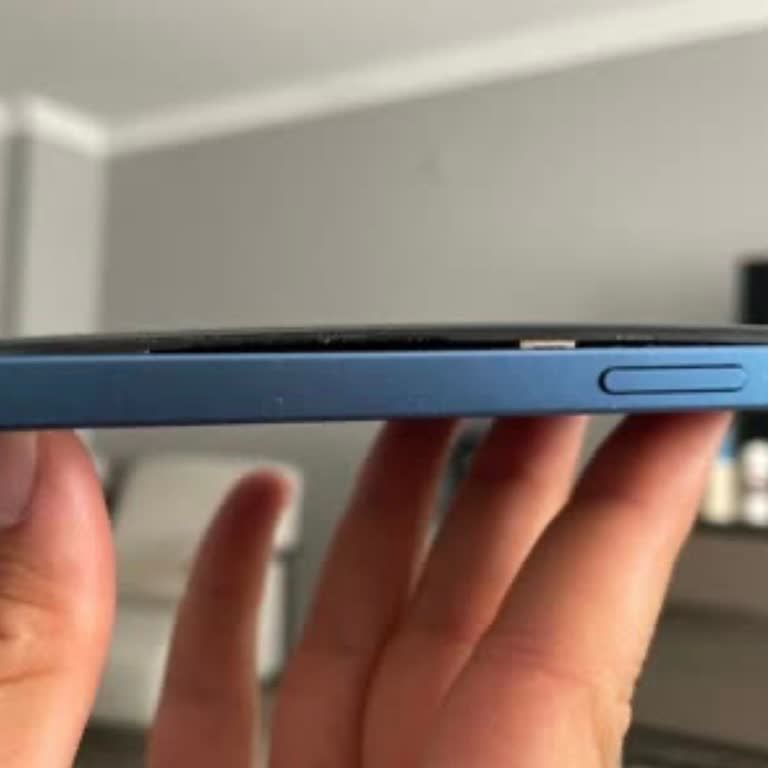 Apple 13 Modelinde Ekran Bozulması, Aşırı Isınma Ve Şarj Kaçağı Nedeniyle Değişim Talebi