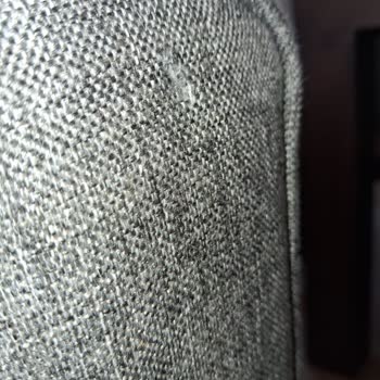 Gri Kanepe Koltukta Yırtık Ve Ayrıklık, Hemen Yenisiyle Değiştirilmesi Talep Ediliyor