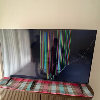 Kırık Panel Ve Cevapsız LG Servisi