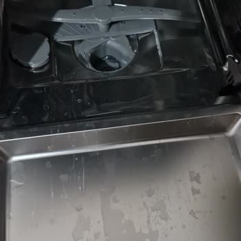 Bulaşık Makinesinde Temizlik Ürünü Şiddetli Lekelere Neden Oldu