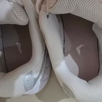 Nike Ayakkabısının İç Logoları Sadece İki Kullanımda Dökülüyor; İade Talebi