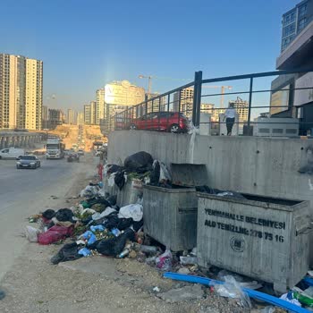 Ada Gross Marketinin Çöp Konteynerleri Apartman Girişinde Koku Ve Hijyen Sorununa Neden Oluyor