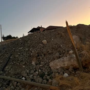 Fehimli Köyü'ndeki Kırık Telefon Direği Onarılmadan Güvenlik Riski Taşıyor