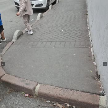Esentepe İlkokulu Çevresindeki Kaldırımlar Engelli Ve Bebek Arabası Kullanıcıları İçin Uygun Değil