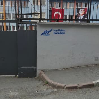 Esentepe İlkokulu Çevresindeki Kaldırımlar Engelli Ve Bebek Arabası Kullanıcıları İçin Uygun Değil