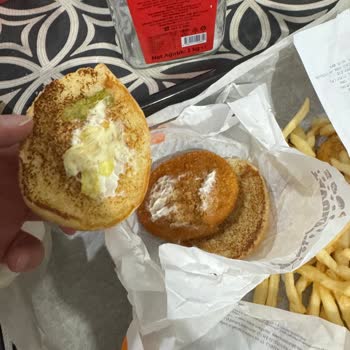 Burger King Şubesinde Etli Menü Yerine Yanlış Tavuk Menüsü Teslim Edildi