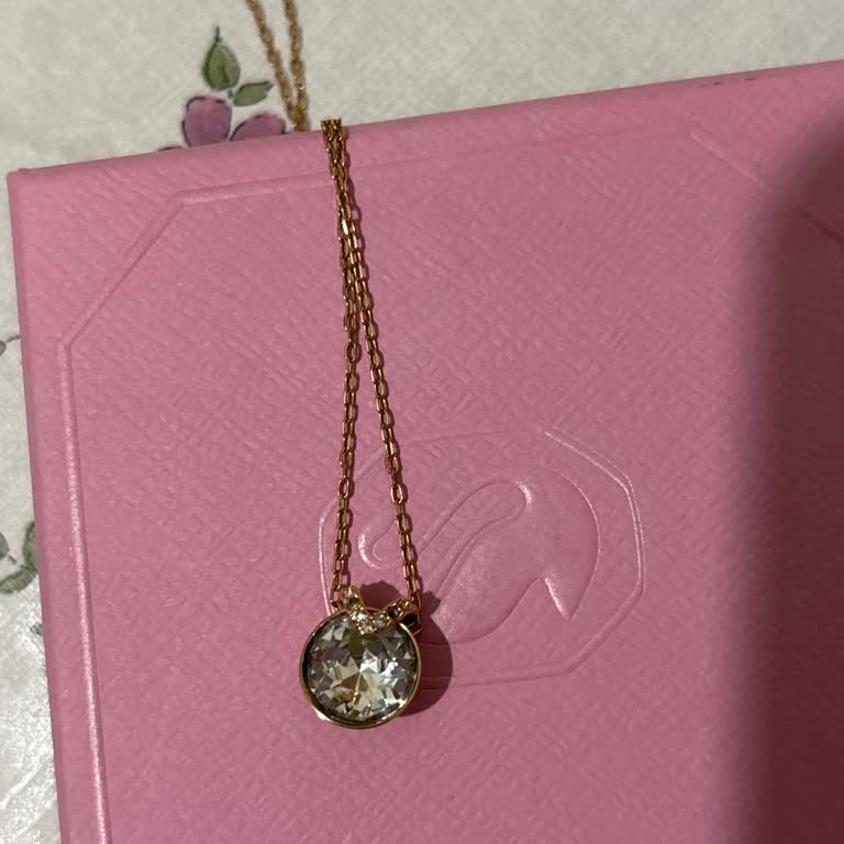 Swarovski Kolye Taşları Düşmüş Mağazada Ücretli Değişim Teklifi