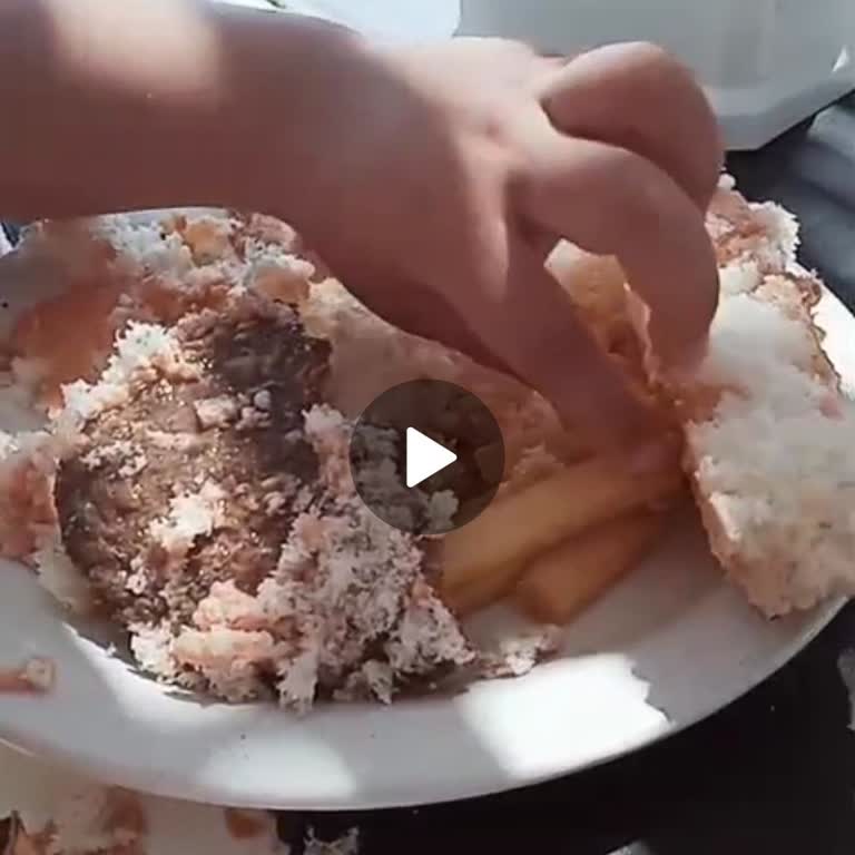 Aqua Teras Gaziemir Gelen Hamburgerin Ekmeği Açıkça Bayattı