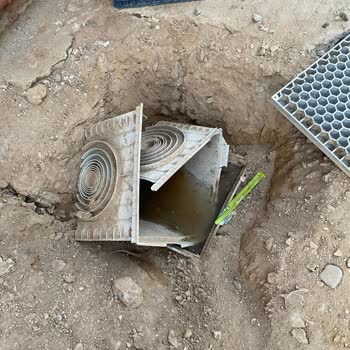 Kiraz Belediyesi Ve İZSU'nun Yol Çalışması Sırasında Apartman Rögarı Kırıldı Ve Onarım Bekliyor