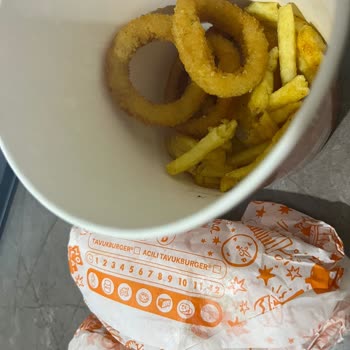 Popeyes Yenikent’te Bozuk Hamburger Ve Az Kova Patates, İade Talebi Reddedildi