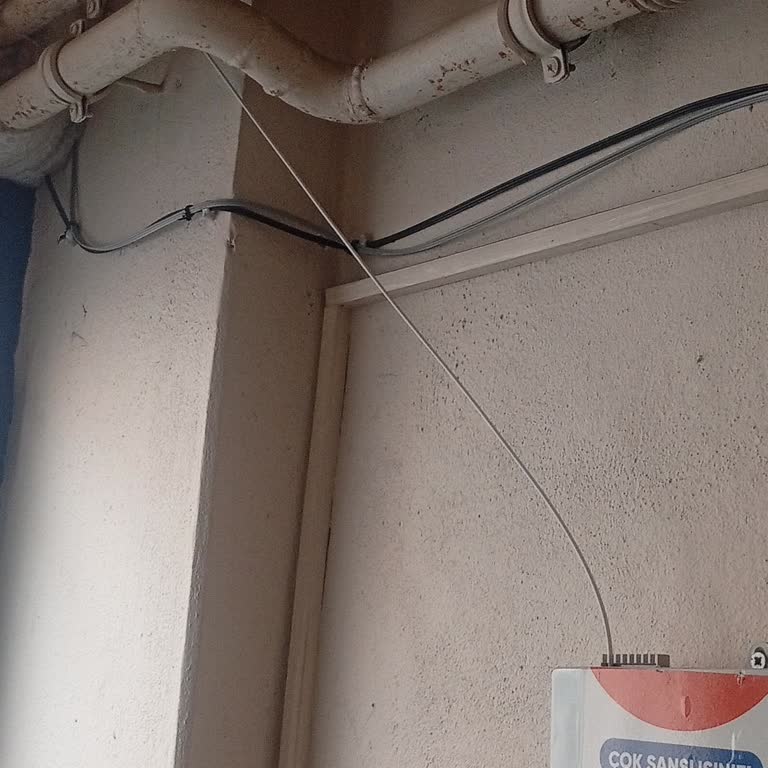 Dış Cephede Asılan İnternet Kablosu Hatalı Kurulum Ve Acil Düzeltme Talebi