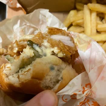 Popeyes Kozzy AVM Şubesinde Küflü Ekmek Nedeniyle Gıda Zehirlenmesi Ve Sağlık Sorunu