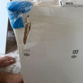 IKEA'da Boya Soyulmuş Ve Kırık Mobilyalar İçin Çözüm Bekleniyor
