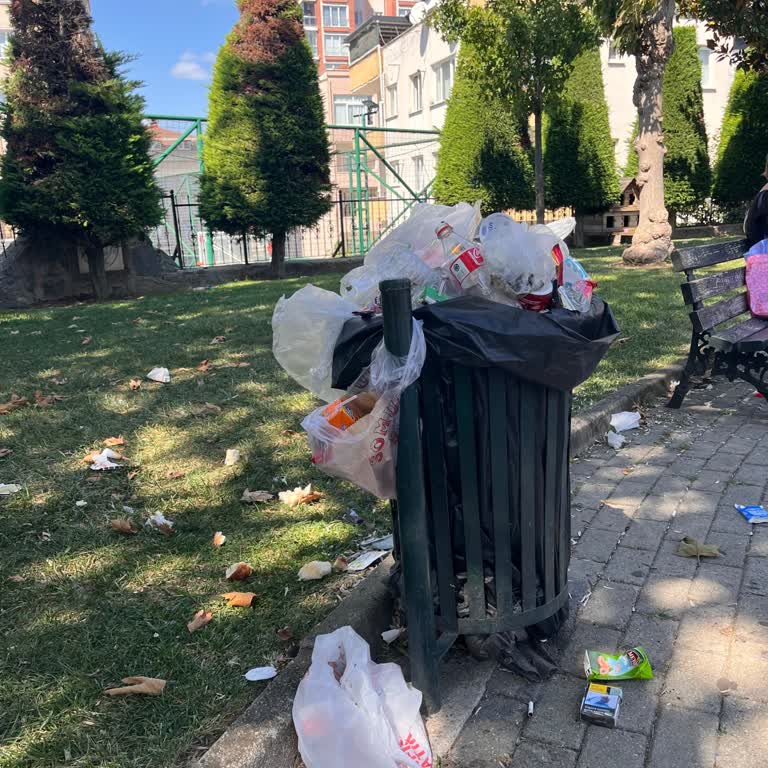 Çamlık İkbal Parkı’nda Çöp Birikimi Çocukları Tehlikeye Atıyor