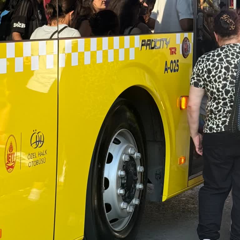 İETT Şoförünün Turistleri Otobüsten İndirmesi Ve Kaba Tutumu