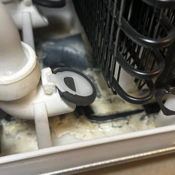 Beko Buzdolabında Erişilemeyen Damlama Kabı Tasarım Hatası Ve Ücretsiz Çözüm Talebi
