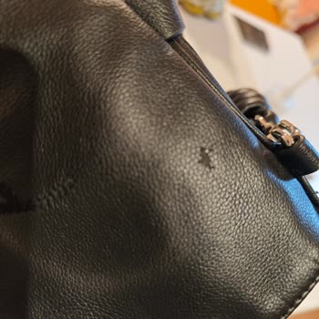 Mochila Desigual con Costuras Defectuosas y Devolución Rechazada