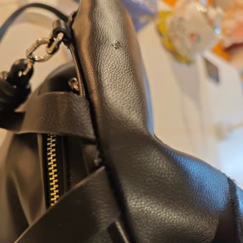 Mochila Desigual con Costuras Defectuosas y Devolución Rechazada