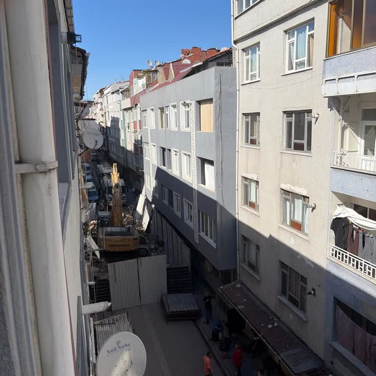 Zeytinburnu’da Yıkım Çalışmaları Nedeniyle Evler Sürekli Sallanıyor Ve Güvenlik Tehlikede