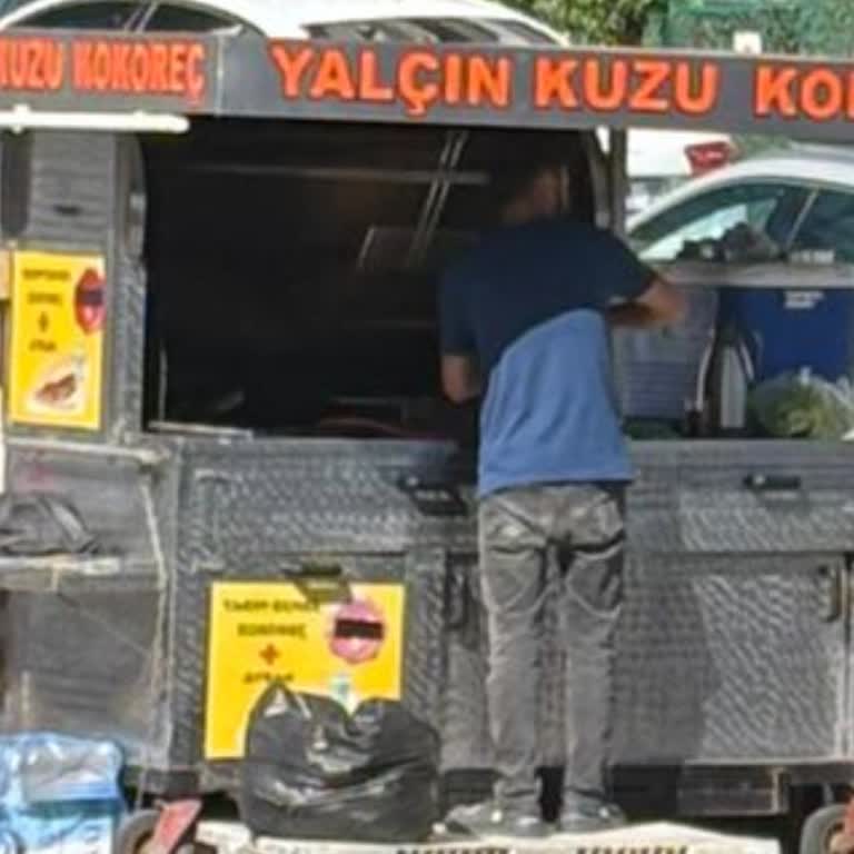 Hijyen Şartlarını Sağlamayan Seyyar Kokoreç Tezgahı Kaldırım İşgaline Ve Halk Sağlığına Tehdit