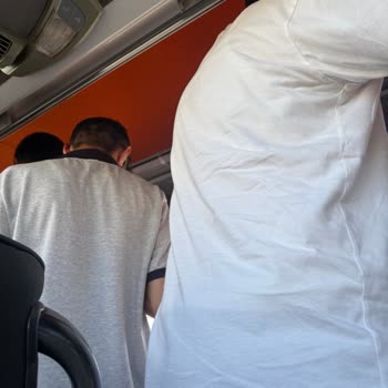Koltuklu Biletime Rağmen Otobüste Aşırı Dolu Ve Ayakta Yolcu