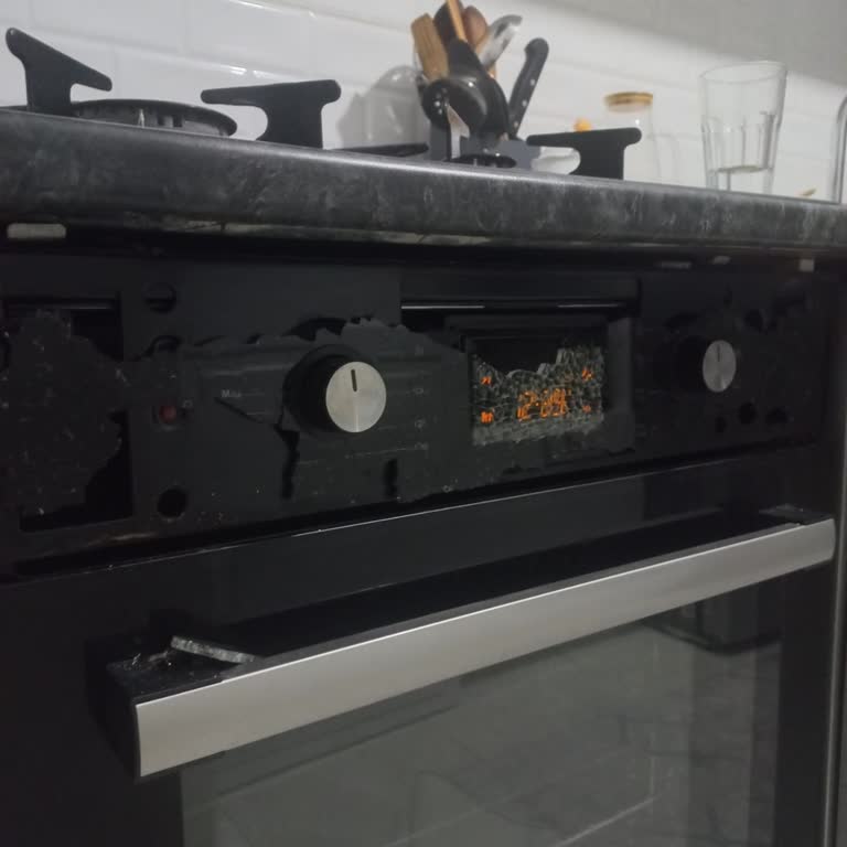 Kumtel B66 Sf2 Ankastre Fırının Patlayan Dijital Camı Ve Servis Sözünü İhmali