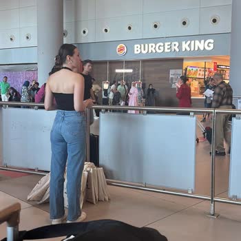 30 Saat Havalimanında Bekletilen Çiftin Mağduriyeti Ve Bilgilendirme Eksikliği