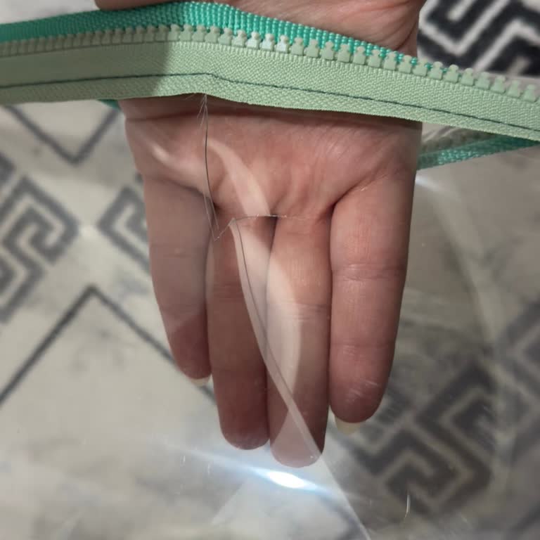 Kırık Peluş Oyuncaklar Ve Ulaşılamayan Satıcı