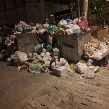 Karşıyaka 6003 Sokakta Çöp Toplanmıyor, Koku Ve Sağlık Riski