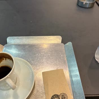 Kahve Dünyası Şubesinde Masalar Kirli Ve Hijyenik Olmayan Ortam
