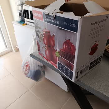 Ayıplı Emaye Çaydanlıkta Siyah Pullar Çayın Rengini Bozuyor
