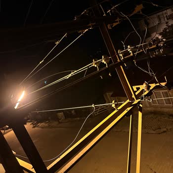 Balkona Yakın Elektrik Direği Tehlikesi