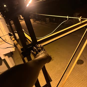 Balkona Yakın Elektrik Direği Tehlikesi
