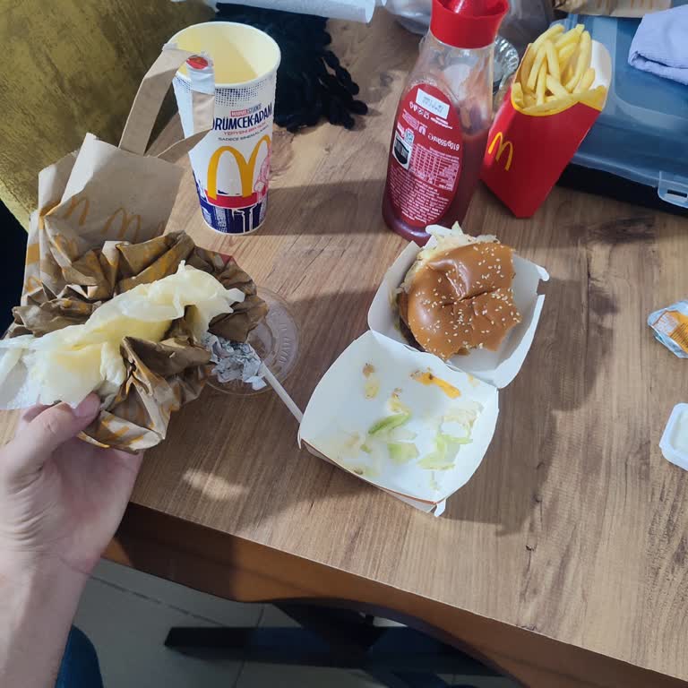 McDonald’s Siparişinde Soğuk Hamburger Ve Dökülen İçecekle Özensiz Teslimat