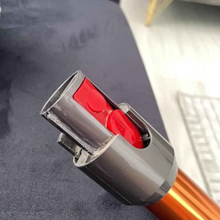 Dyson V10 Süpürge Boru Parçasının Kendiliğinden Çıkması Ve Garanti Talebi